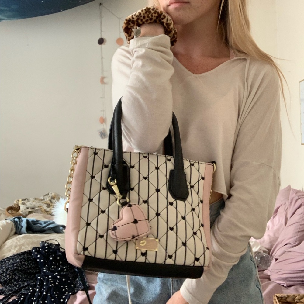 Such an adorable betsey johnson bag!! 💖💖